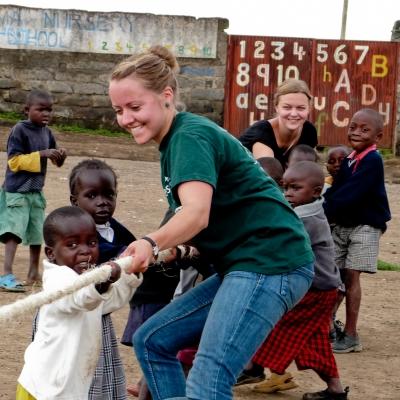 Une volontaire Projects Abroad s'amuse avec des enfants pendant son volontariat humanitaire au Ghana Une volontaire joue en extérieur avec des enfants pendant sa mission humanitaire au Ghana